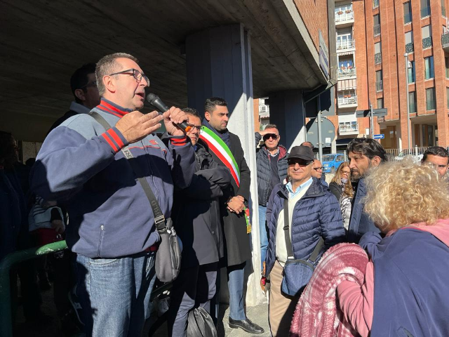 100 lavoratori Lear in presidio sotto il palazzo comunale di Grugliasco e davanti ai cancelli dello stabilimento di corso Allamano